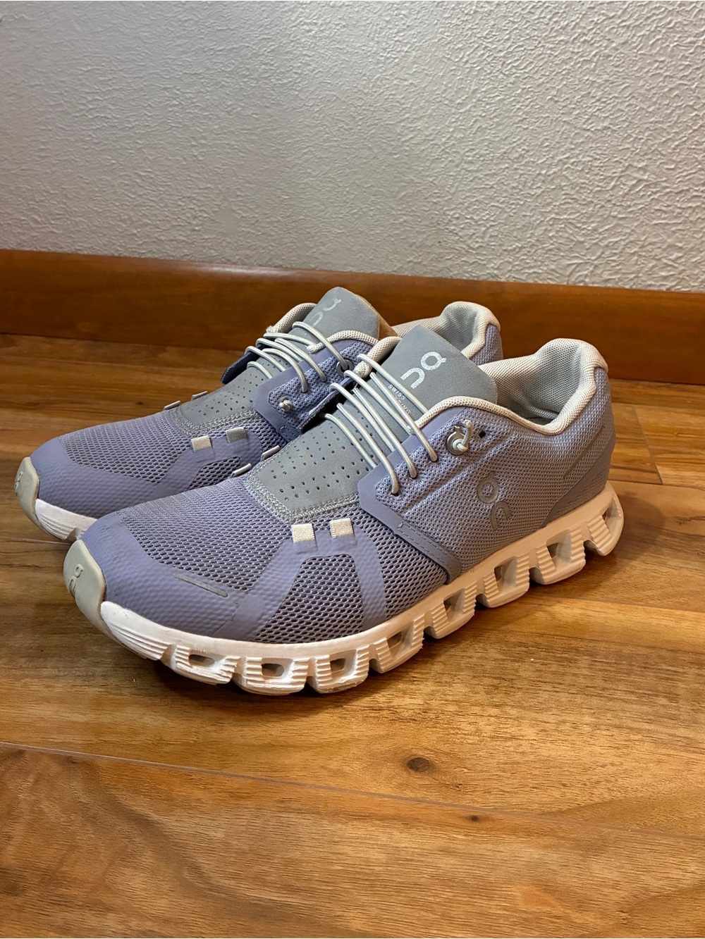 On Cloud 5 Women’s Athletic Running Sneaker Shoes, periwinkle purple- size 8.5